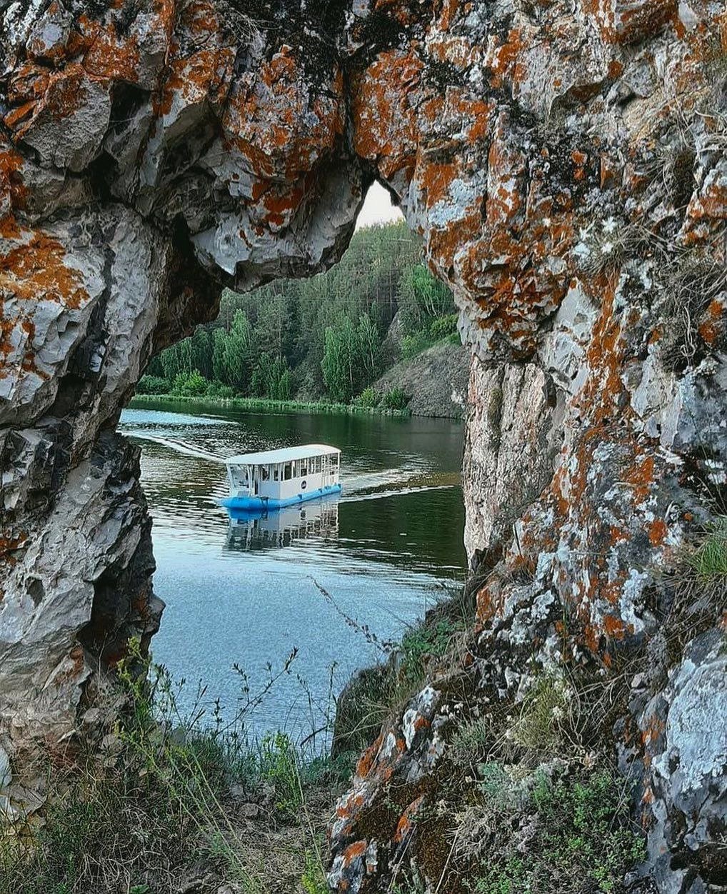 Скала Каменные ворота на реке Исеть